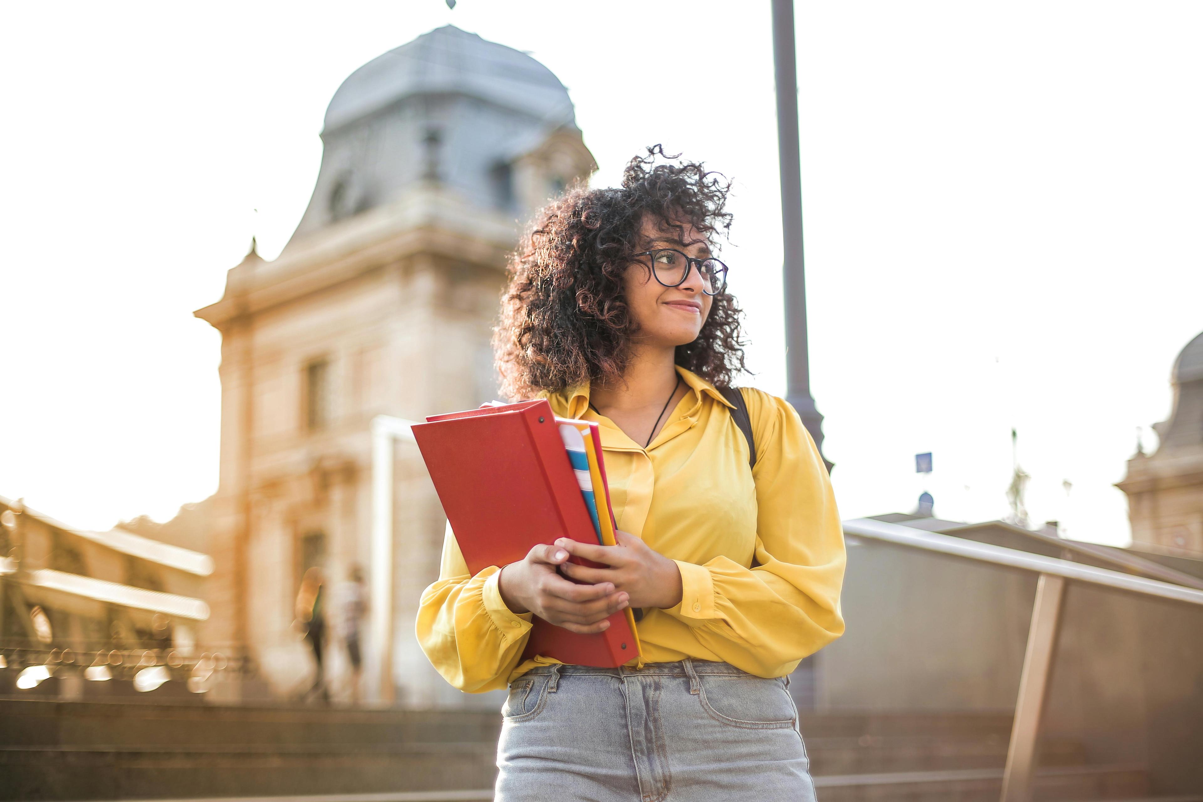 Estudante com livros e mochila